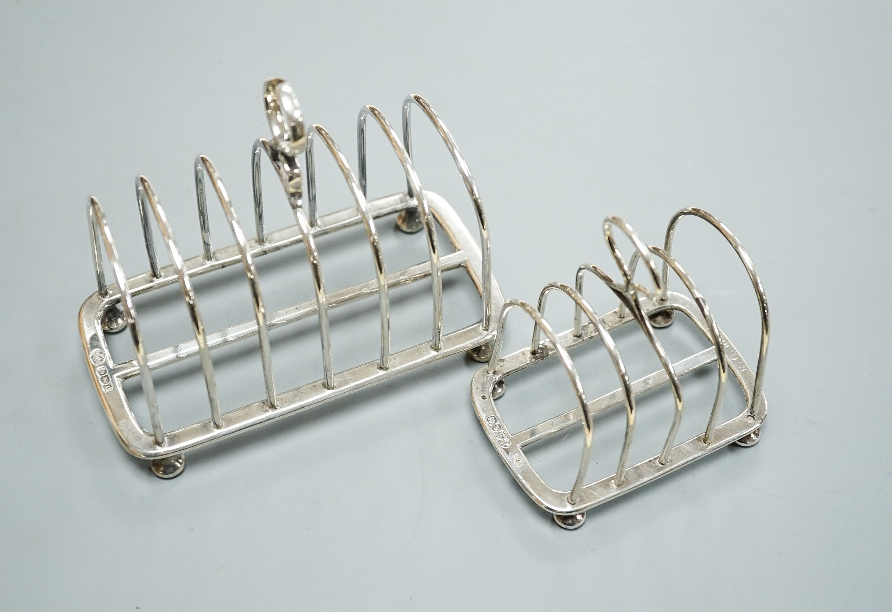 A Victorian silver five bar toastrack, London, 1883, 87mm and a later silver seven bar toastrack, 10oz.